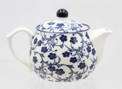 Auktion 368<br>Portionskanne, Ritzenhoff Breker, blaues florales Dekor, ca. H-10cm [1]