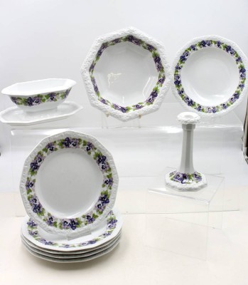 Auktion 368<br>9 Serviceteile, Rosenthal, Maria, Stiefmütterchen, 5x flache Teller, 1x tiefer Teller, Sauciere, Schale und Leuchter (beschädigt) [1]