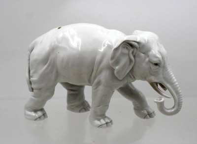 Auktion 368<br>Elefantenfigur, gemarkt, Weißporzellan, Stosszahn beschädigt, ca. H-16cm L-25,5cm, einige Brandfehler [1]