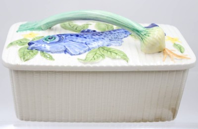 Auktion 368<br>Schramberger Majolika Fischterrine, Deckelgriff fachmän. geklebt, ca. H-18cm B-32cm T-16cm [1]