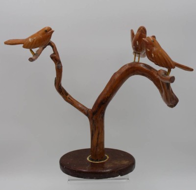 Auktion 368<br>grosse Holzschnitzerei,Vögel auf Geäst, wohl China, Holz, älter, H-37cm B-42cm. [1]