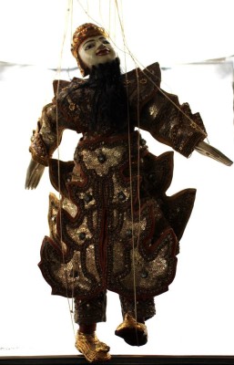 Auktion 368<br>traditionelle Marionette aus Myanmar, älter, ca. H-56cm, einige Bänder lose, sowie Altersspuren [1]