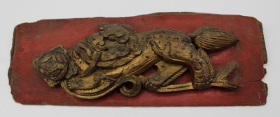 Auktion 368<br>kl. Holzbrett mit Drachenschnitzerei, wohl Möbelfüllung?, Alter?, 25x9 cm [1]