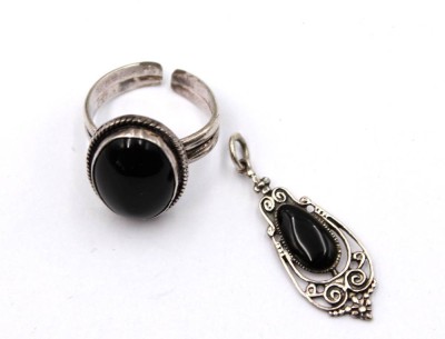 Auktion 368<br>Anhänger und Ring je mit Onyx, Silber, zus. ca. 9,6gr., Ring mit offener Schiene, Anh. L-3,5cm [1]
