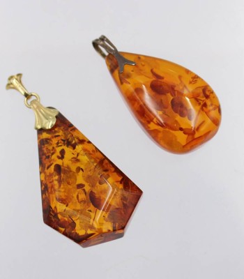 Auktion 368<br>2x Anhänger, geklärter Bernstein, zus. 18,9gr., ca. L-5cm [1]