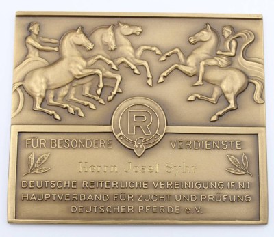 Auktion 368<br>Ehrenplakette der Deutschen Reiterlichen Vereinigung in Etui, Bronze, 9 x 10,5cm [1]