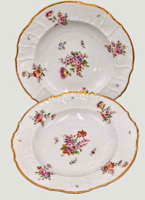 Auktion 368<br>2x antike Suppenteller, braune Schwertermarke mit B?, feine Blumenmalerei und Goldrand, Fahne Reliefdekor, D-24 cm [1]