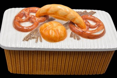 Auktion 368<br>Brot- und Gebäckdose mit Brezen, Schramberger Majolika-Fabrik [1]