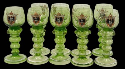 Auktion 368<br>9x Weinrömer, Emaillemalerei und Wappen mit Doppeladler, Hohlschaft , Böhmen, wohl Fritz Heckert, H-18,5 cm, 4x Unterseite Standring minimalste Chips, 1x oben Rand  Innenseite minimaler Chip [1]