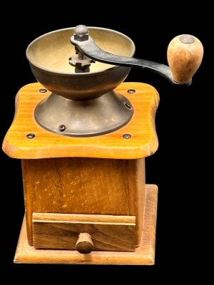 Auktion 368<br>Holz Kaffeemühle, H-18 cm [1]