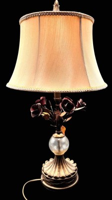 Auktion 368<br>Tischlampe mit gelben Schirm, Kunststoff-Rosen, H-60 cm [1]