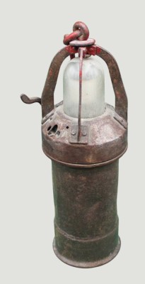 Auktion 368<br>Panzerhandlampe (Modell FI 56211), Dominit-Werke Brilon, H-34 cm, verwendet von der Wehrmacht im 2.WK, Altersspuren, angerostet, wurde von Flugfeld-bis Hindernisbeleuchtung, auch als Bunkerbeleuchtung verwendet, Schild mit Nr. 737 ?, Metall mit Haken, 4 kg [1]