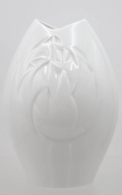 Auktion 368<br>Kl. Vase Meissen , Weissporzellan mit Relief und Fischmaul . [1]