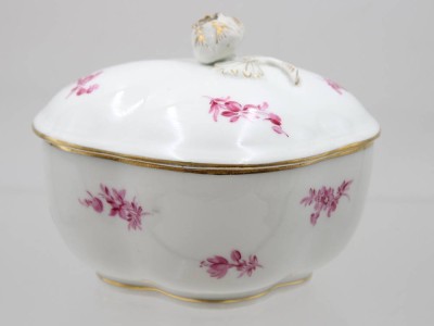 Auktion 368<br>Eine Meissen Deckeldose mit Purpur Blumen und Rose als Deckel bekrönung . [1]