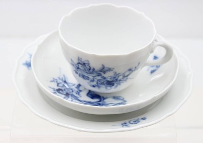 Auktion 368<br>Gedeck, Meissen, blaue Blume, 2 Teile mit 2 Schleifstrichen,  Tasse ca. H-6,3cm [1]