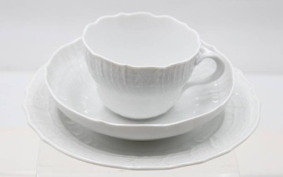 Auktion 368<br>Gedeck, Meissen, Schwertermarke, Weißporzellan,  jedes Teil mit Schleifstrichen, ca. H- 6,3cm [1]