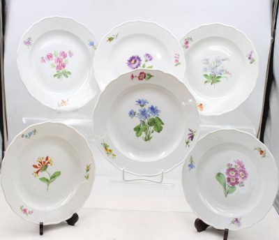 Auktion 368<br>6x flache Teller, Meissen, Schwertermarke, 1. Wahl, Blumenbemalungen, ca. D-25,5cm [1]