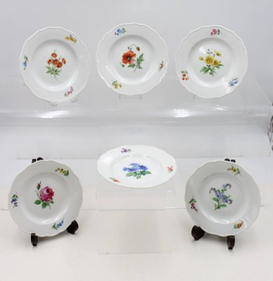 Auktion 368<br>6x kl. Teller, meissen, Schwertermarke, Blumenbemalungen, 5x 1. Wahlm 1x 2 Schleifstriche dieser auch bestossen, ca. D-16,2cm [1]