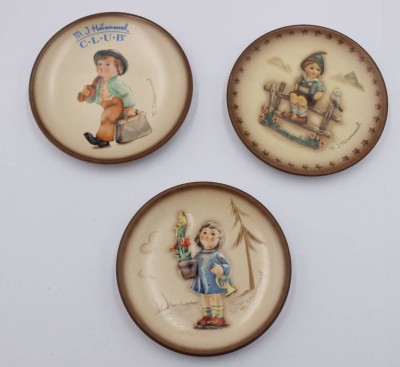Auktion 368<br>3 x kl. Hummel-Club Tellerchen . [1]