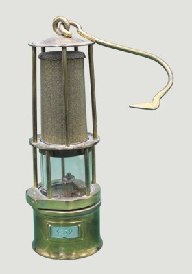 Auktion 368<br>Replik einer  alten Wolf-schen Benzin Grubenlampe, Messing, H-27 cm [1]