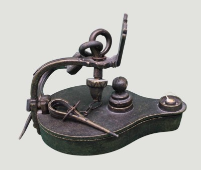 Auktion 368<br>Bergbau Grubenlampe, sogen. Frosch mit Initialien, wohl Bronze, L-ca. 17 cm [1]