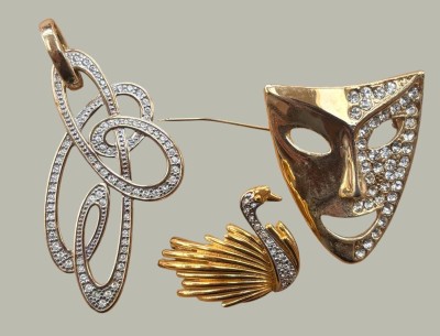 Auktion 368<br>2x Modeschmuck-Broschen, 1 Anhänger, mit Strass, goldfarben [1]