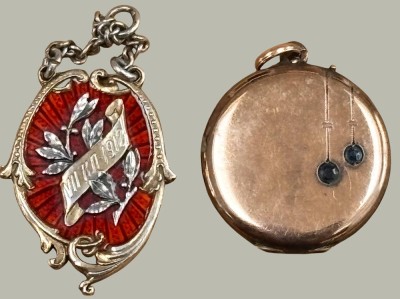 Auktion 368<br>2x Schmuckstücke um 1910, Anhänger emailliert, dat. 1912 und Medaillon, Double mit 2 Safiren, H-max. 3 cm [1]