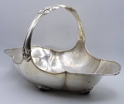 Auktion 368<br>Henkelschale, bez. D.R.G.M, versilbert, Hammerschlagdekor, 32x21cm, H. 22cm [1]