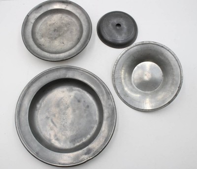 Auktion 368<br>4 Teile antikes Zinn, Teller, , kl. Telle auf 3 Füssen, Deckel und ein ?, ca. D-22,5cm bis 11cm [1]