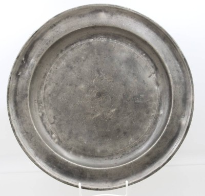 Auktion 368<br>gr. antike Zinnplatte, monogrammiert, Altersspuren, wohl 18./19. Jhd. , ca. D-36cm [1]