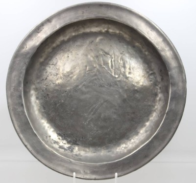 Auktion 368<br>gr. runde Zinnschale, verso Etikett, Namensgravuren, Altersspuren, wohl 18./19. Jhd. , ca. H-5cm, D-39cm [1]