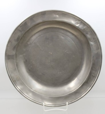 Auktion 368<br>gr. runde Zinnschale, monogrammiert, Altersspuren, wohl 19. Jhd. , ca. H-5cm, D-37cm [1]