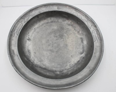 Auktion 368<br>gr. runde Zinnschale, monogrammiert und datiert 1815, Altersspuren, H-6cm ca. D-38cm [1]