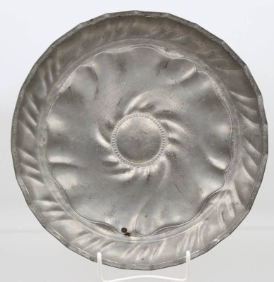 Auktion 368<br>antiker Zinnteller, verso monogrammiert und datiert 1773, Altersspuren, D-26,5cm [1]