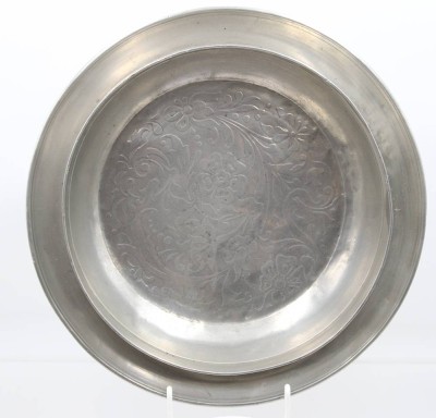 Auktion 368<br>Zinn-Steilwandschüssel, mittig florales Dekor, wohl 19. Jhd., ca. H-6,5cm D-30,5cm [1]