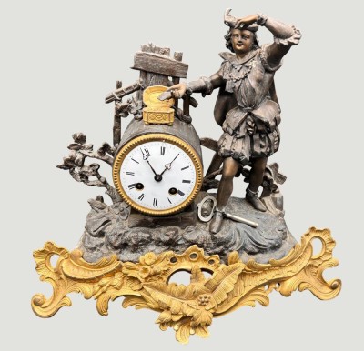 Auktion 368<br>frz. Kaminuhr, Metall tw. bronziert, feuervergoldet, Schlüssel anbei, Werk nicht geprüft, H-36 cm, B-42 cm [1]