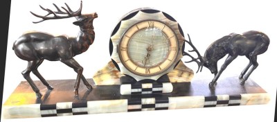 Auktion 368<br>gr. Art Deco Kaminuhr, Marmor/Onyx mit Guss-Hirschen, 1x hinteres Bein mit Bruchstelle, Schlüsselwerk läuft, H-ca. 32 cm, B-ca. 79 cm [1]