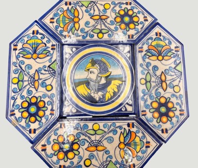 Auktion 368<br>Fliesenbild aus 5 losen Fliesen mit Kriegerkopf mittig,  zus. ca. 32x32 cm, Handarbeit, wohl italien. Kunstkeramik aus Montelupo [1]