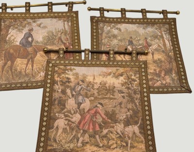 Auktion 368<br>3x kl. Wandgobelins mit Parforce Jagdszenen, Messingstangen, ca. 31x31 cm [1]