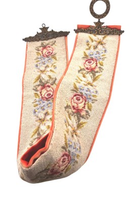 Auktion 368<br>langer Gobelin-Klingelzug mit Messing-Applikationen, L-ca. 130 cm [1]