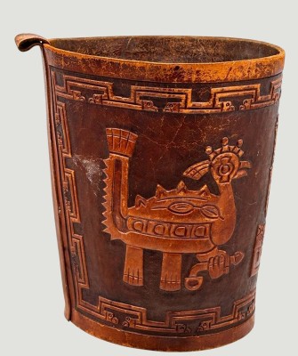 Auktion 368<br>gr. Ledereimer mit geprägten Azteken-Dekor, Holzboden, wohl Papierkorb, H-31 cm, D-oben ca. 28 cm [1]