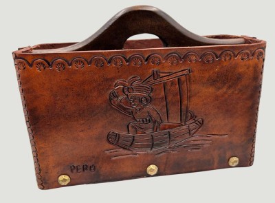 Auktion 368<br>Papierbehälter, Leder/Holz, Peru, H-17 cm, 21x9 cm [1]