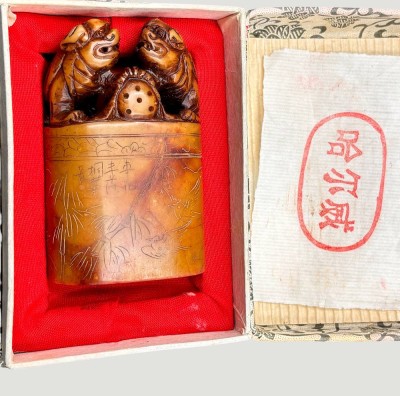 Auktion 368<br>gr. Speckstein-Stempel in OVP, beschnitzt mit 2 Fu-Hunden, ca. 8x5 cm [1]