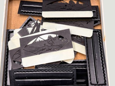 Auktion 368<br>wohl Tischdeko/Tischkartenhalter oder ähnliches, ca 5,5x7,5 cm, Ständer B-ca. 8,5 cm, Japan, 10 Stück mit Untersetzer, wohl KUNSTSTOFF?, anbei ca. 25 kl. Mini-Drucke nach Holzschnitten von  Katsushika Hokusai, wohl auch Tischdekor [1]