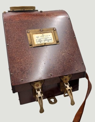 Auktion 368<br>Bakelit Gehäuse für einen Bubble-Sextant(von uns verkauft in 365.Auktion, Lot Nr. 16063), ca. 26x26x20 cm [1]