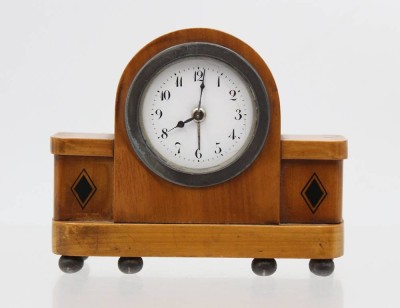 Auktion 368<br>kl. Tischuhr um 1900, leider Werk defekt, Glas fehlt, ca. H-9cm B-11cm [1]