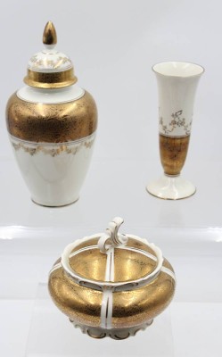 Auktion 368<br>3tlg. Konvolut, alka, Dekor Marion, Deckelvase, Deckeldose und Vase, ca. H-22cm bis 12cm [1]