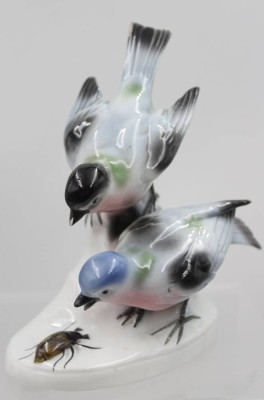 Auktion 368<br>Figurengruppe, Carl Scheidig, Gräfenthal, 2 Vögel mit Käfer, leider 2x bestossen, ca. H-15cm [1]