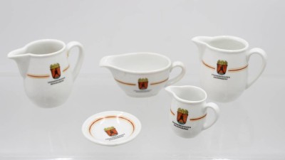 Auktion 368<br>Konvolut Geschirr, Heinrich, Fischereihafenrestaurant Cuxhaven,  2 Milchkännchen, kl. Sauciere, 15x kl. Milchkännchern, 14x kl. Tellerchen [1]