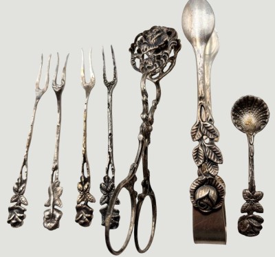 Auktion 368<br>4x Petit Four Gabeln, 1 Salzlöffel, 1 kl. Zange, alle Silber-800-, zus.ca. 40 gr., anbei Zuckerzange versilbert, Rosenmuster [1]